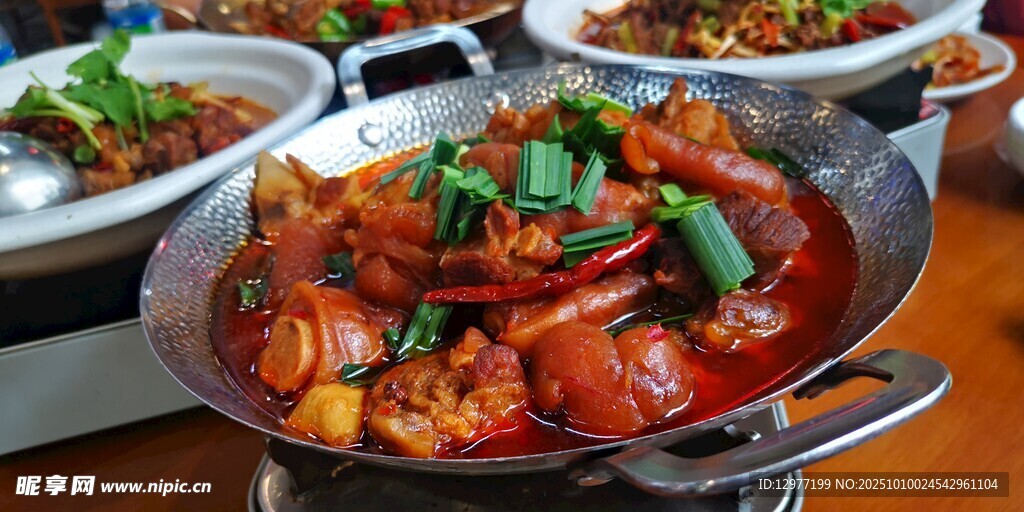 美味红烧菜猪脚 肴诱人上桌