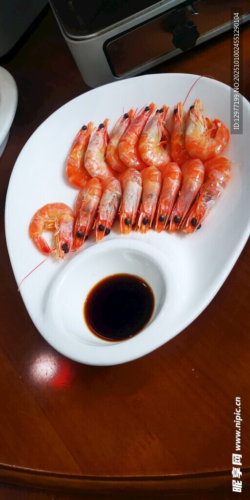摆盘精致的美味鲜虾刺身