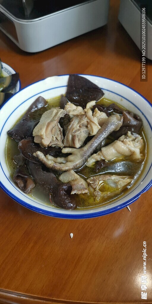 一碗美味的木耳鸡肉汤
