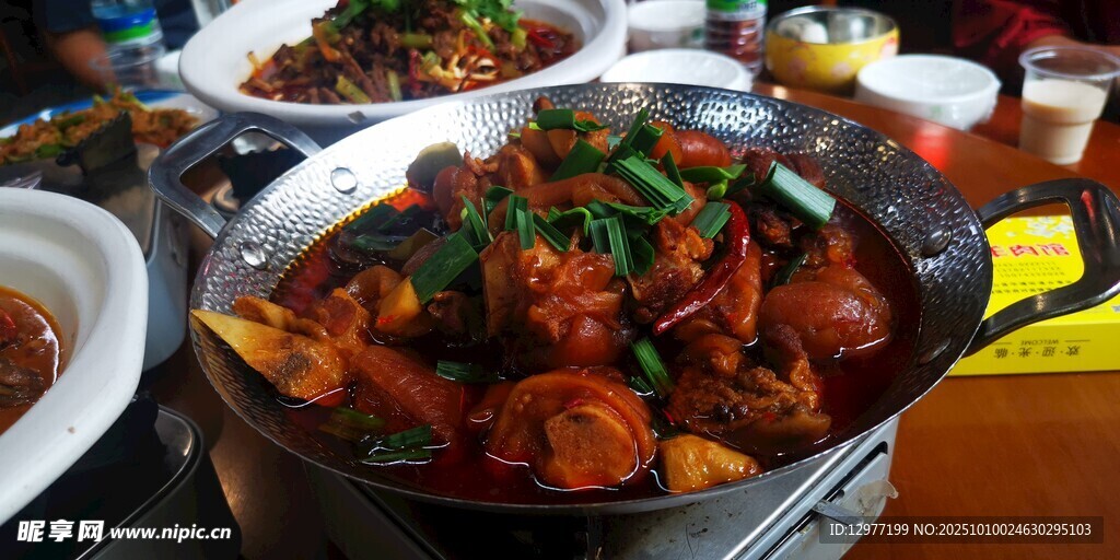 美味猪脚红烧菜肴摆上餐桌