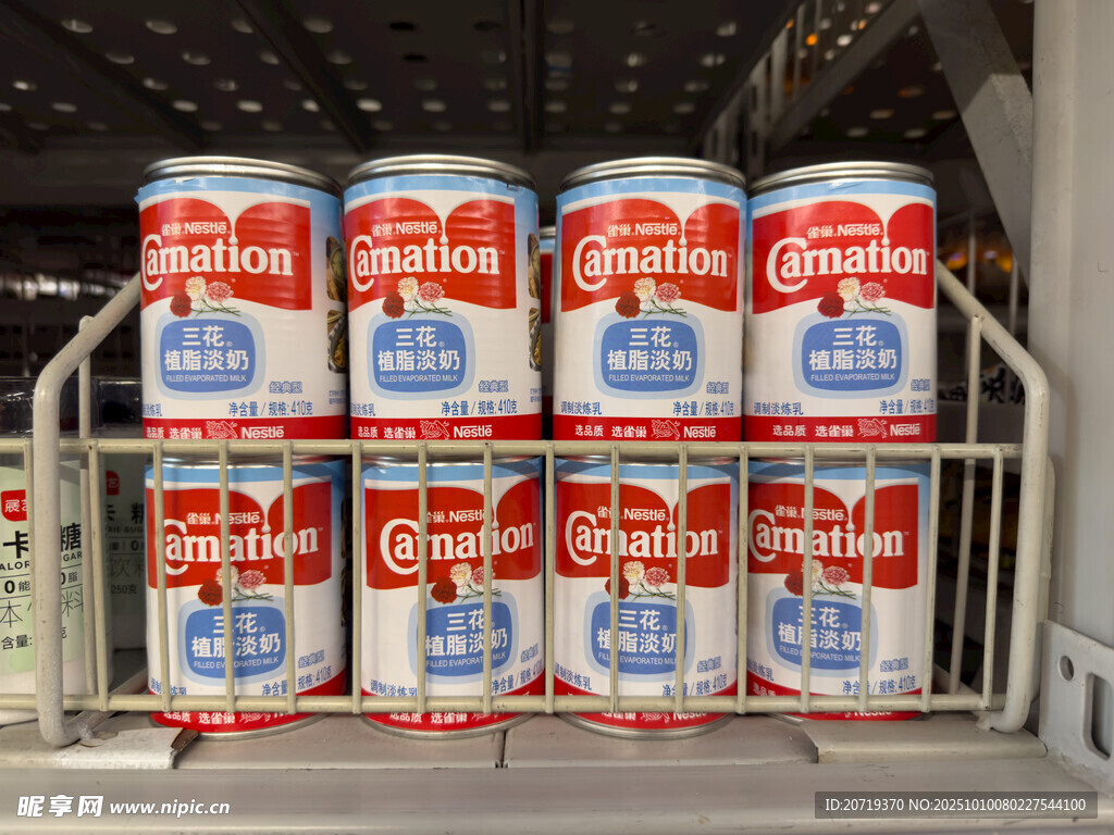 超市里的三花淡奶