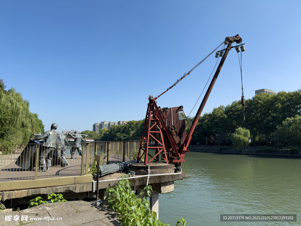 河畔红色起重机