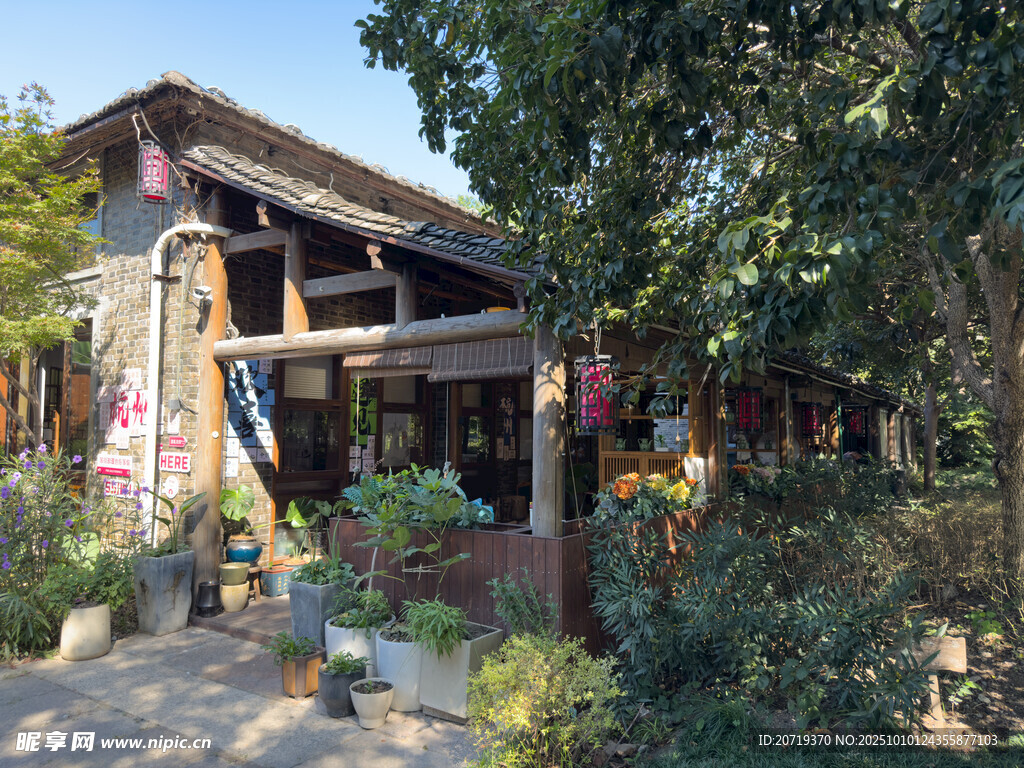 乡村木屋旁的多彩景致