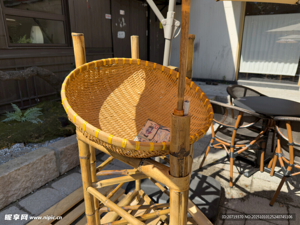 户外竹编座椅与编织篮