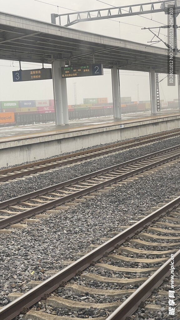 铁路轨道与站台场景