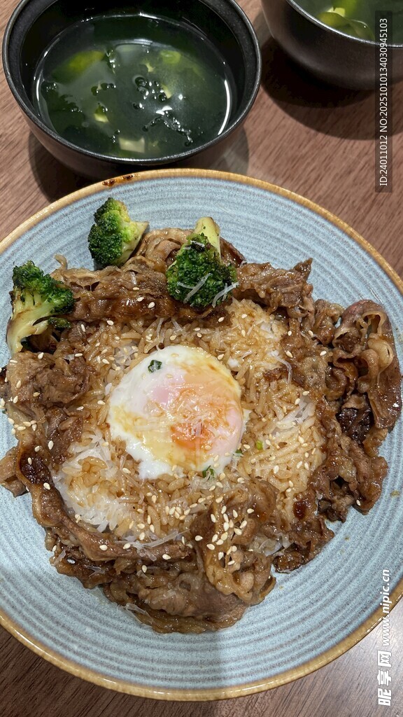 美味牛肉盖饭配煎蛋