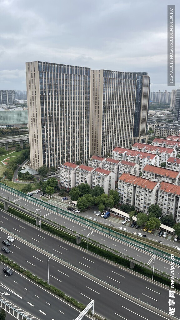 城市高楼与道路景观