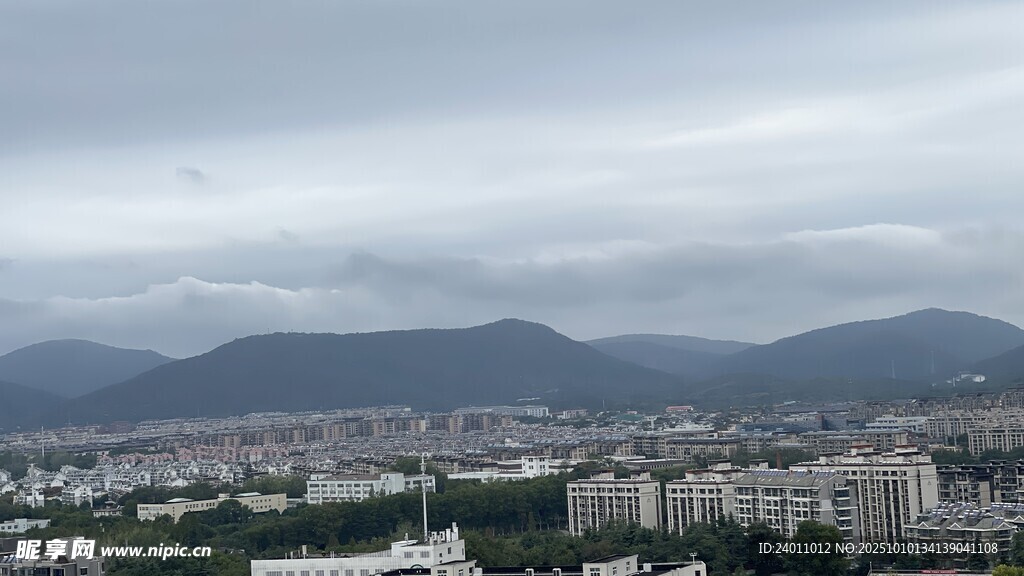 城市远景与远山景观