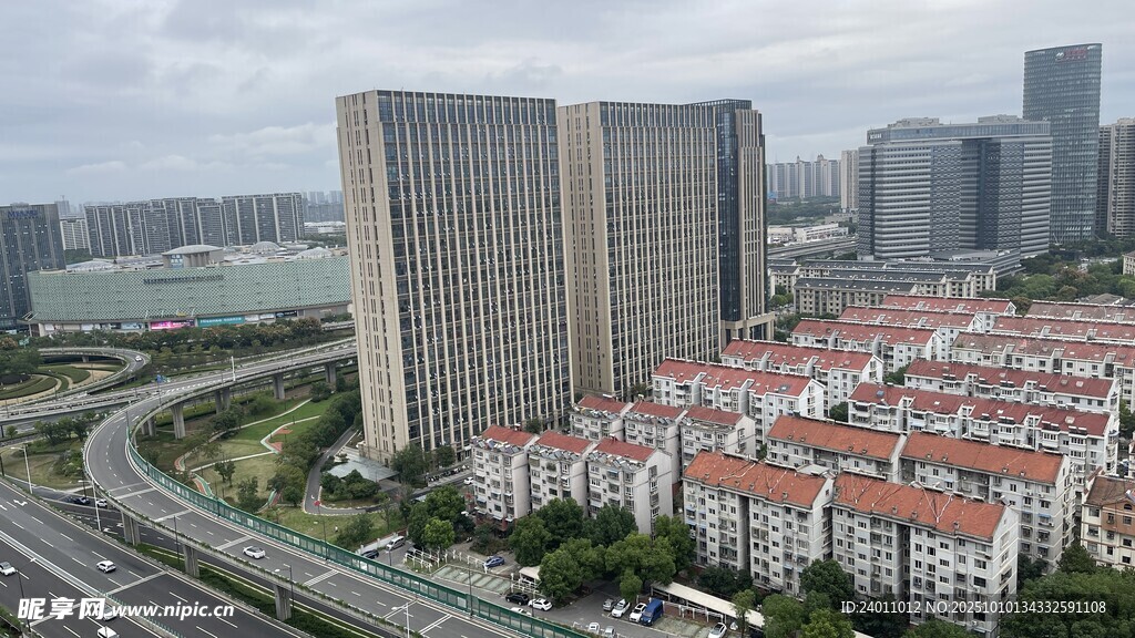 城市高楼与低层建筑景观