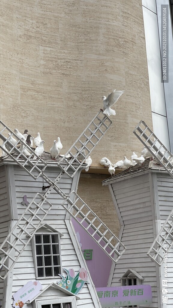 精致白色风车小屋模型