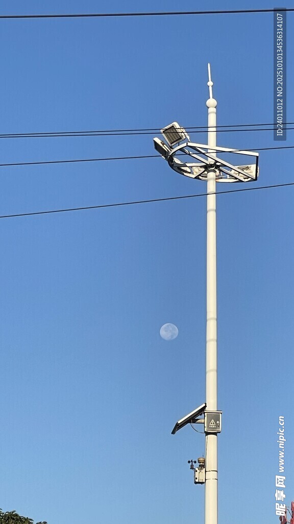 高空作业工人维修电力设备