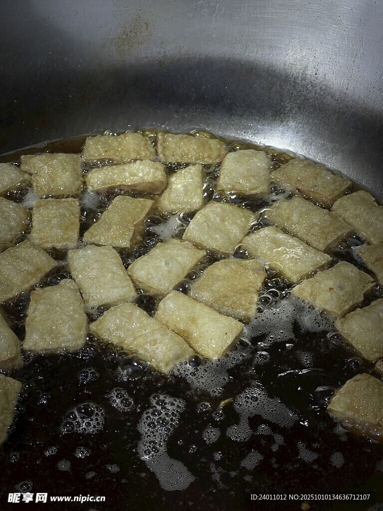 锅中炸制金黄豆腐块