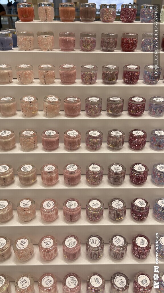 多彩蜡烛整齐陈列展示