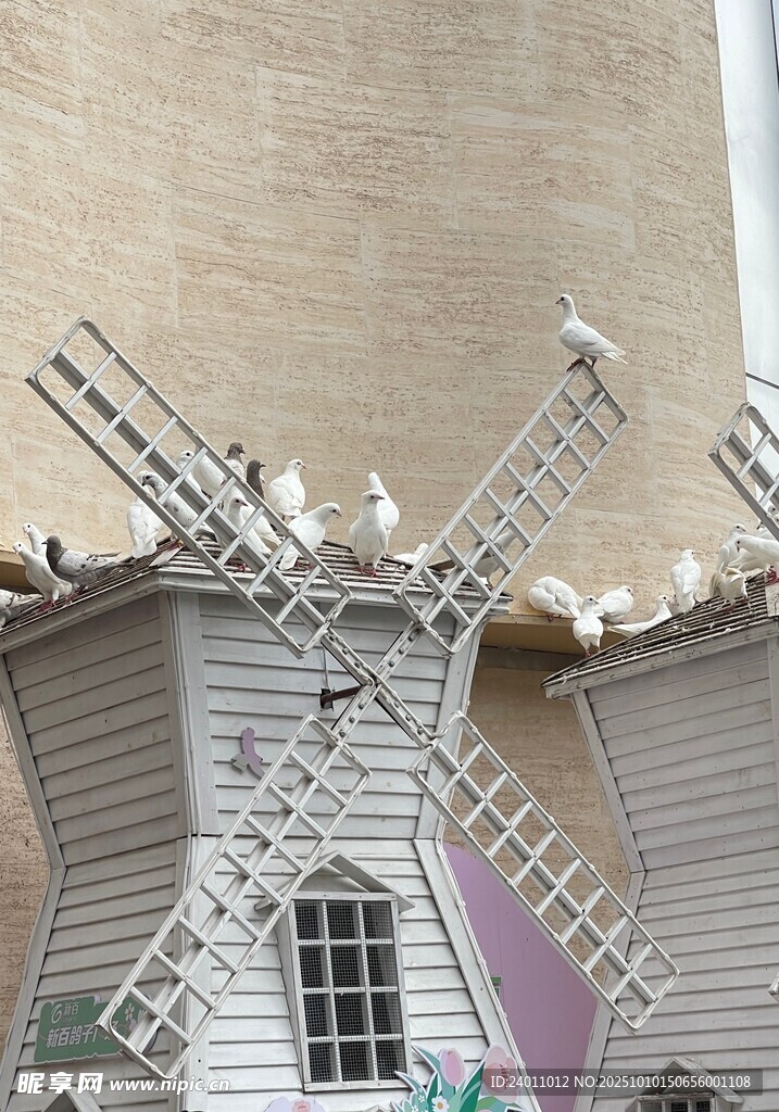 白鸽广场 可爱风车造型建筑装饰