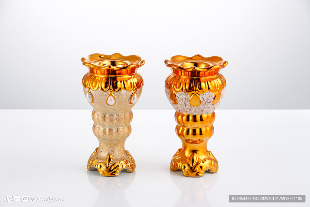 精美金色雕花烛台摆件