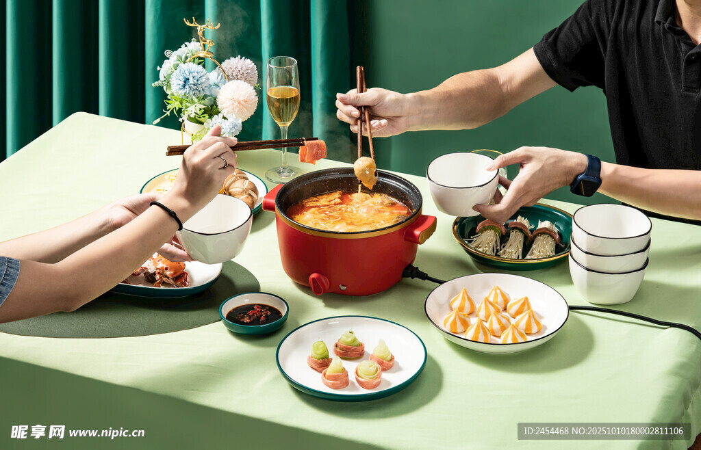 家人围坐共享火锅时光