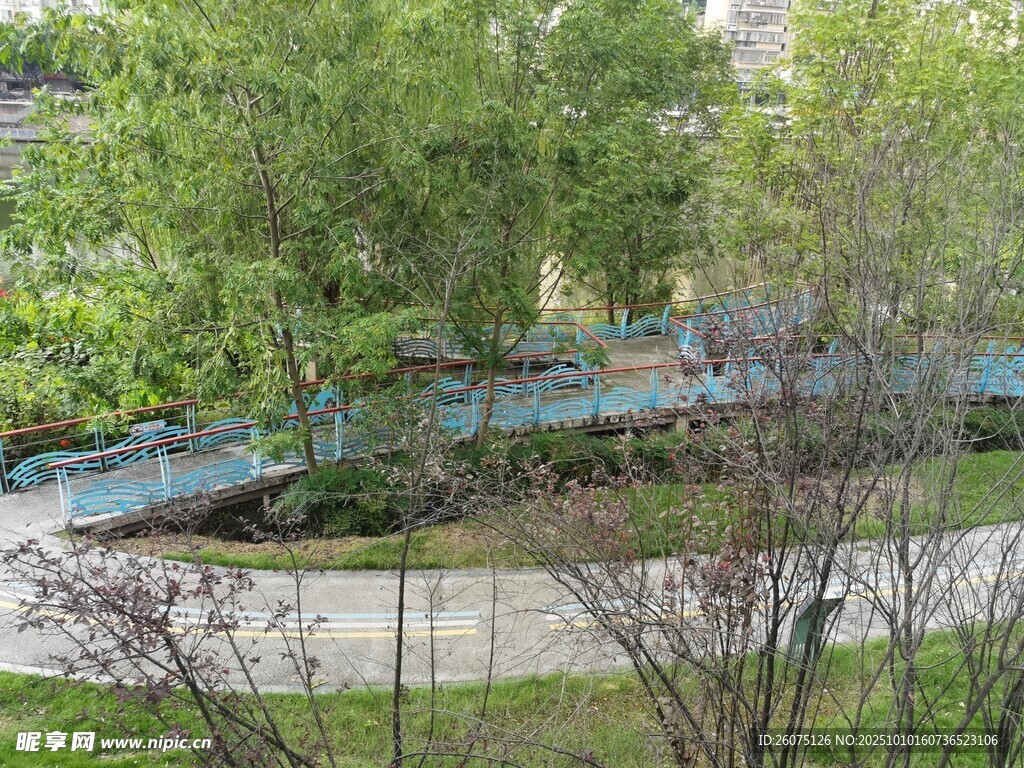 公园中的蜿蜒蓝色长廊