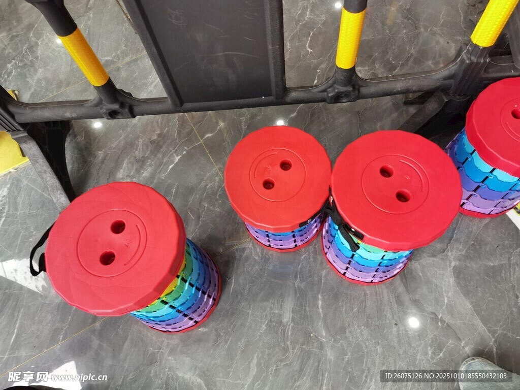 红色多彩伸缩凳整齐摆放