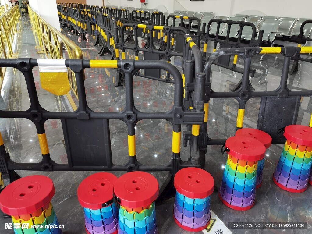 多彩伸缩凳与黑色护栏场景