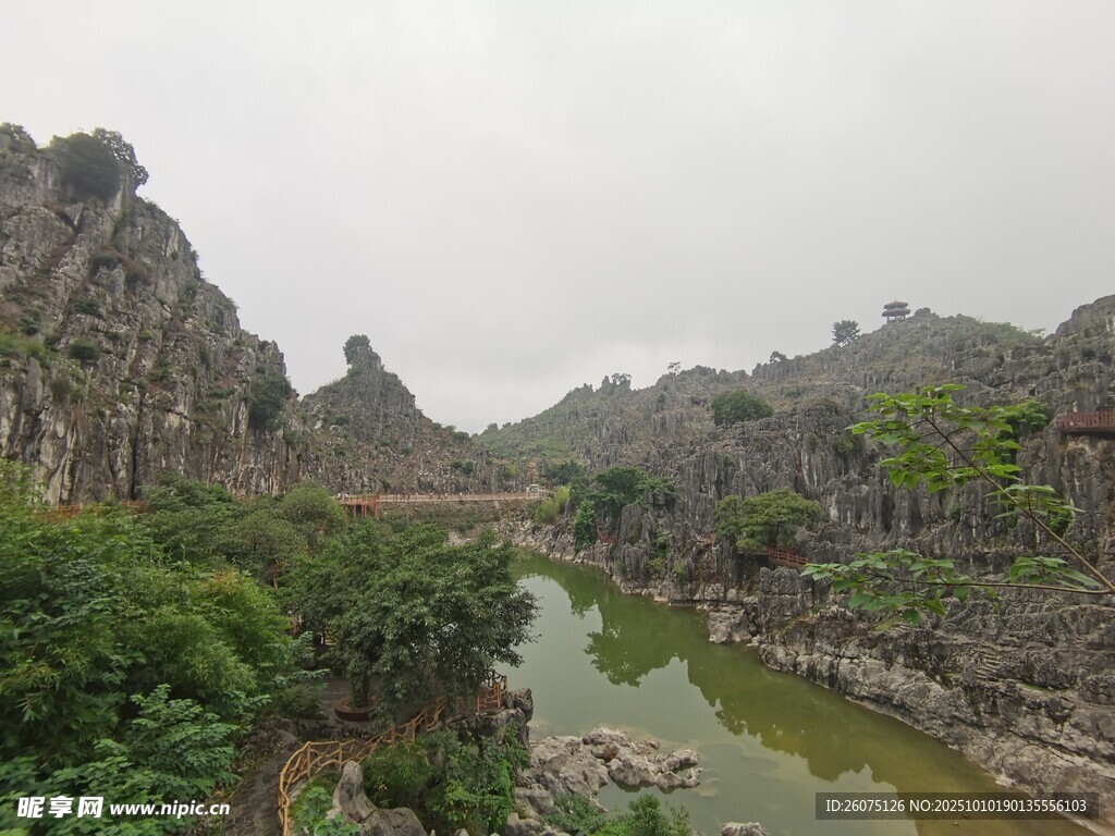 山水相依的自然美景