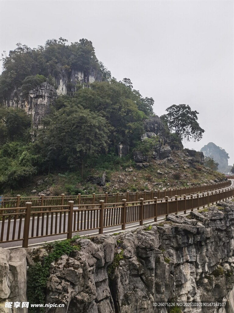 山间栈道蜿蜒于秀丽山水间