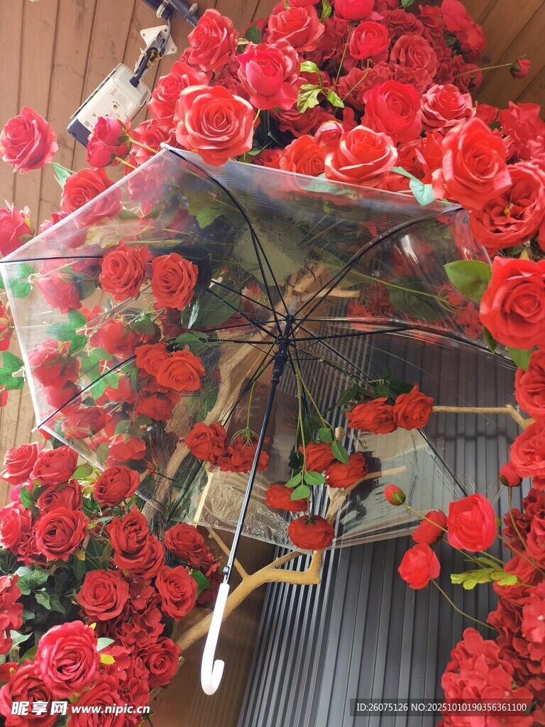 浪漫红玫瑰花束与伞搭配