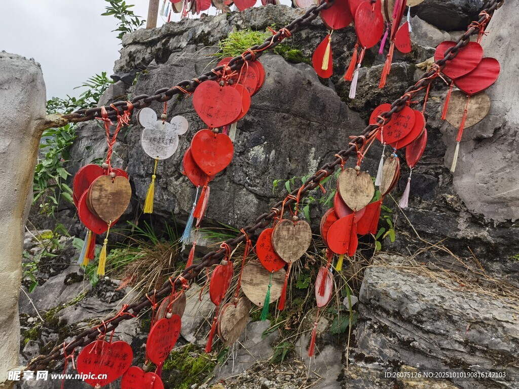 爱心锁挂满岩石景观