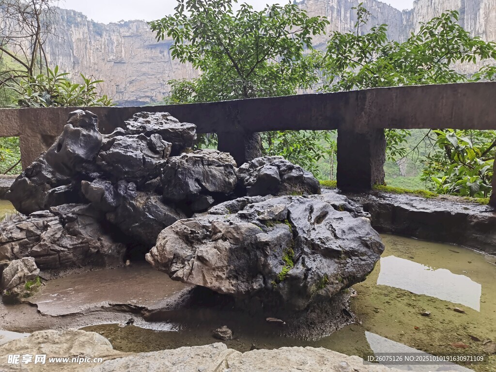 景区栈道旁的奇特岩石景观