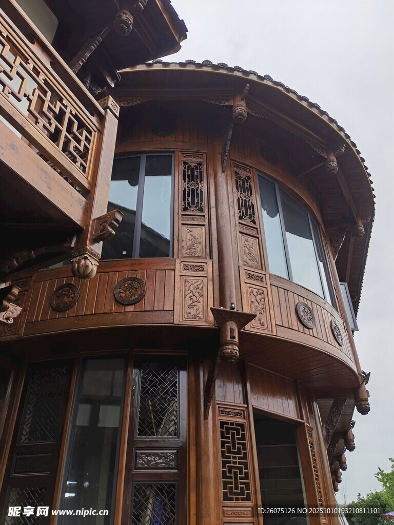 中式古典木质圆形建筑