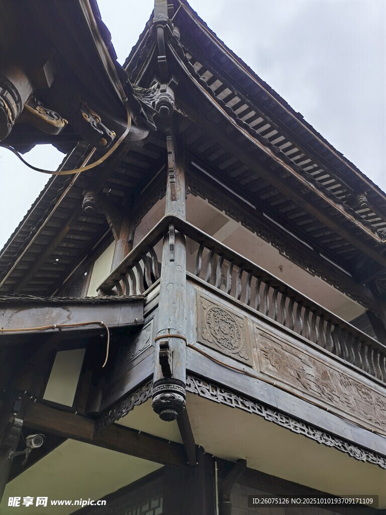中式古建筑精巧屋檐一角