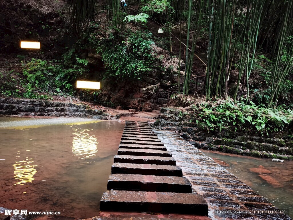 山间踏水步道清幽景致