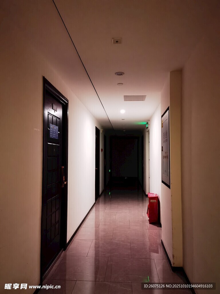 昏暗走廊尽头的神秘空间