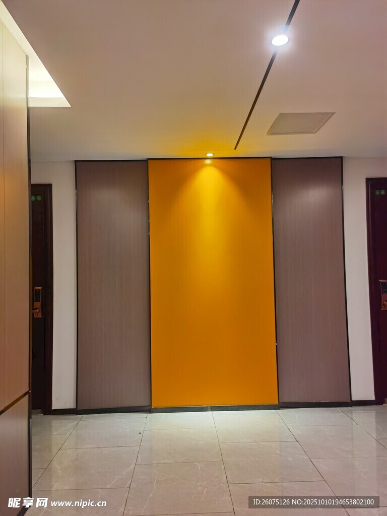 现代简约风格明亮玄关空间