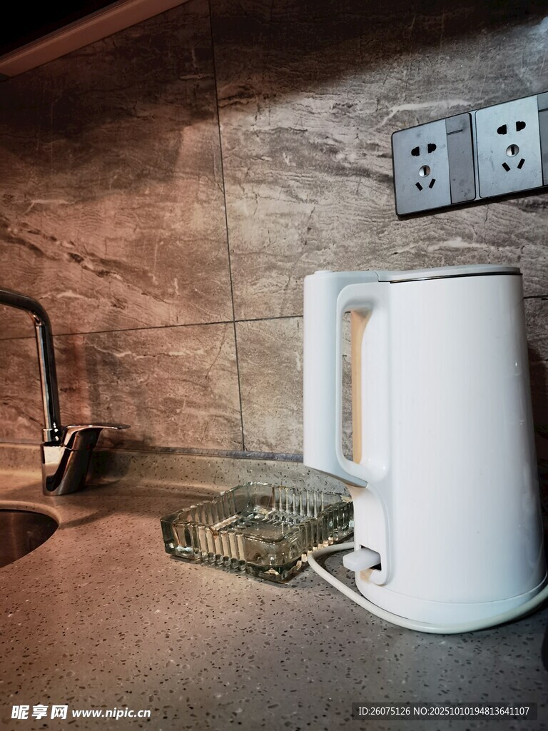 厨房台面上的白色电热水壶