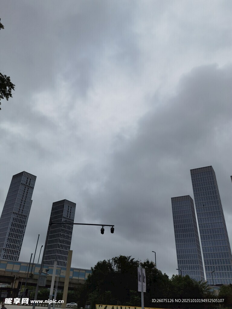 阴天城市高楼景观