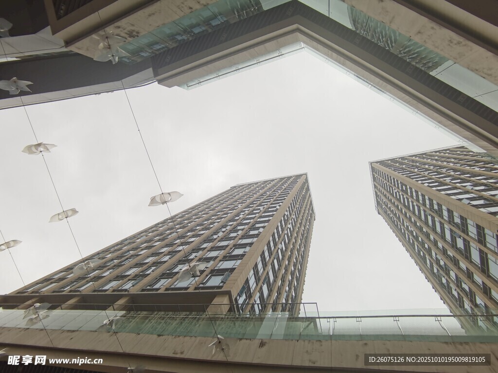 仰视都市摩天大楼景观