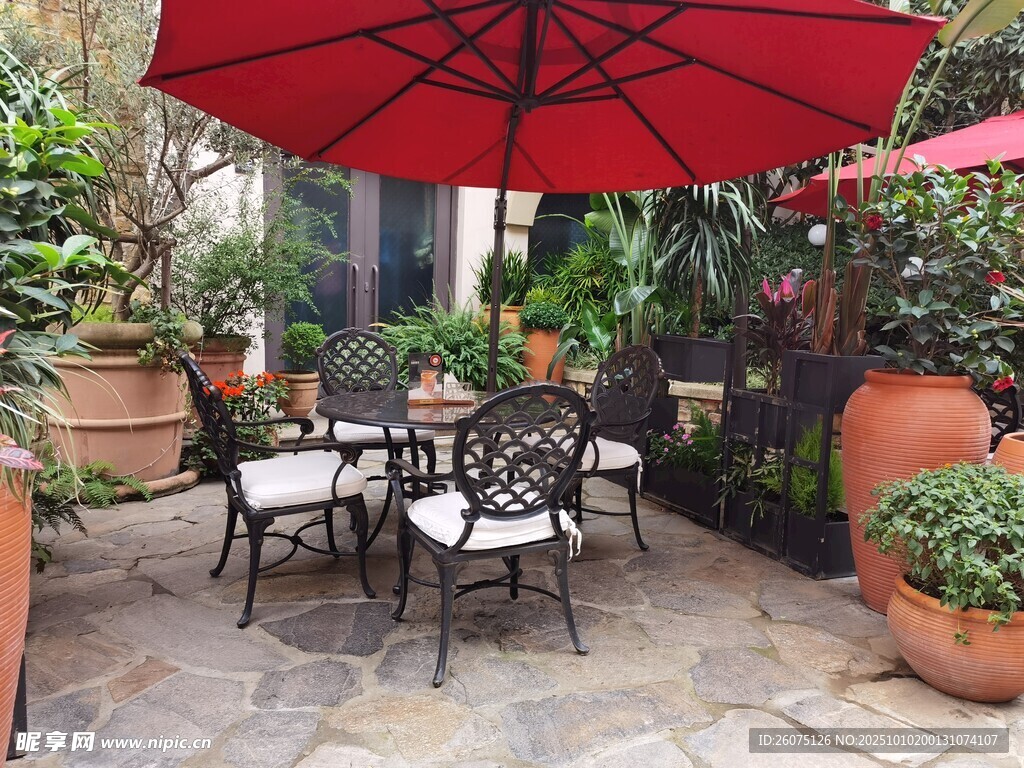 庭院中的休闲桌椅与绿植