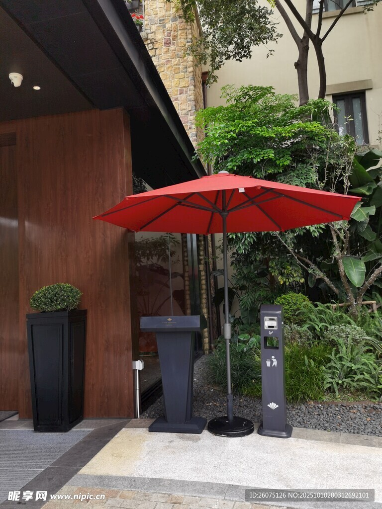 户外庭院红色遮阳伞景观