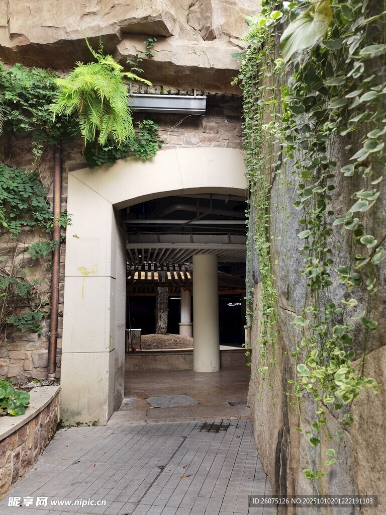 古朴小巷中的拱形门洞