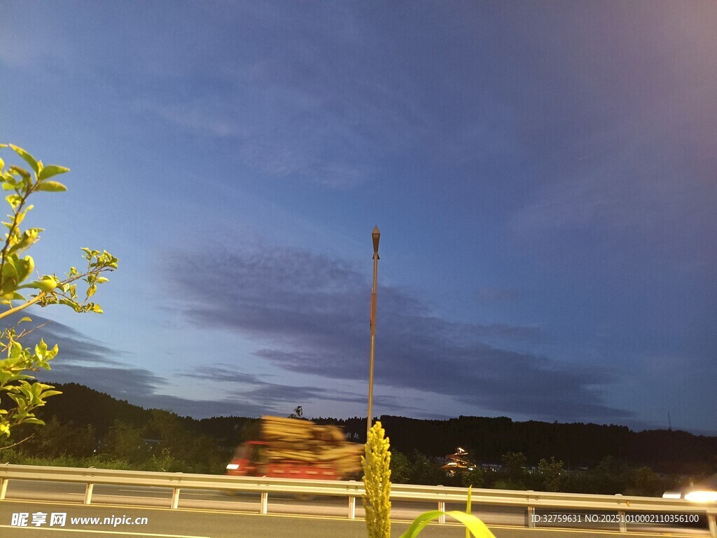 黄昏时分的建筑与天际线