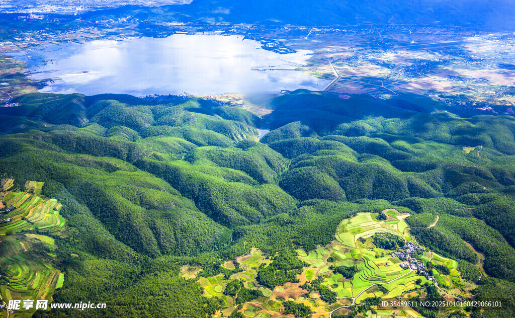 翠绿山峦间的壮丽云海