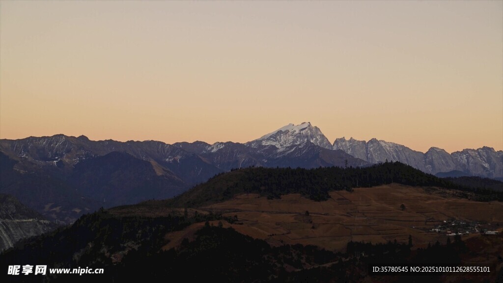 黄昏下的壮美山峦景色