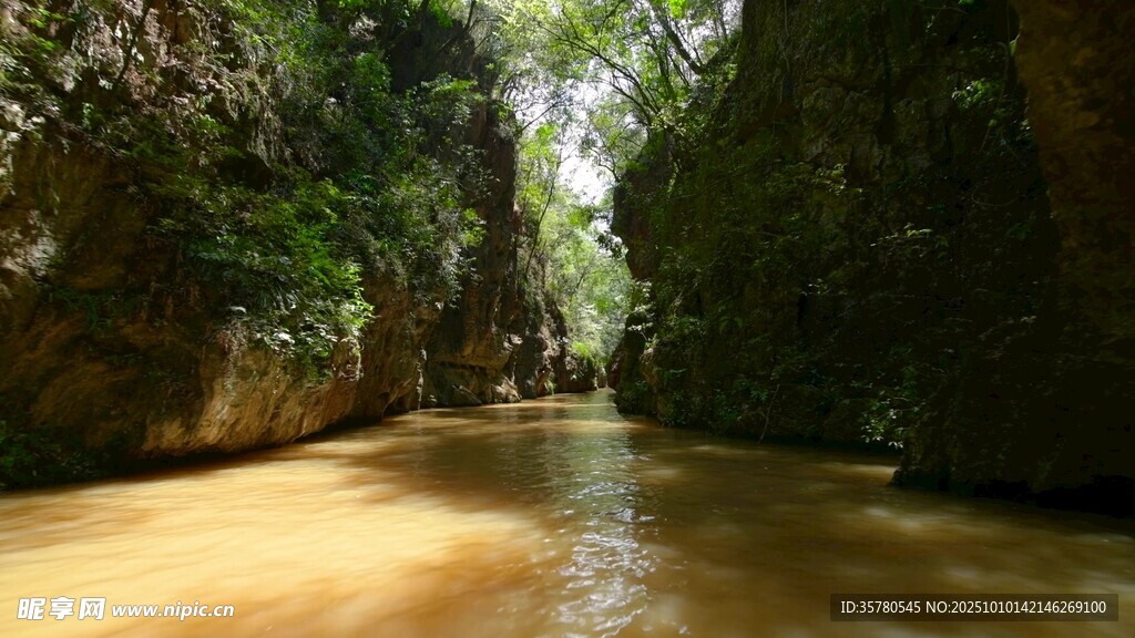 峡谷中的湍急黄色河流