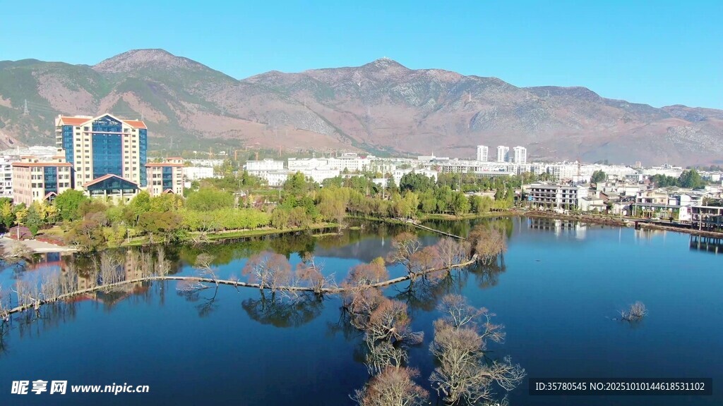 湖畔城市风光与远山美景