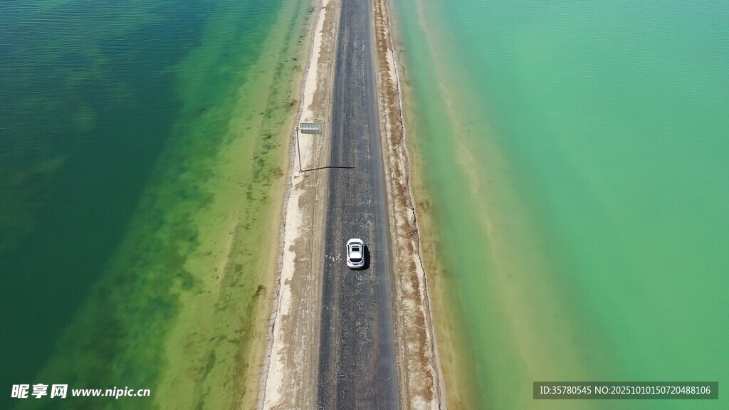 海上公路上的孤独行驶