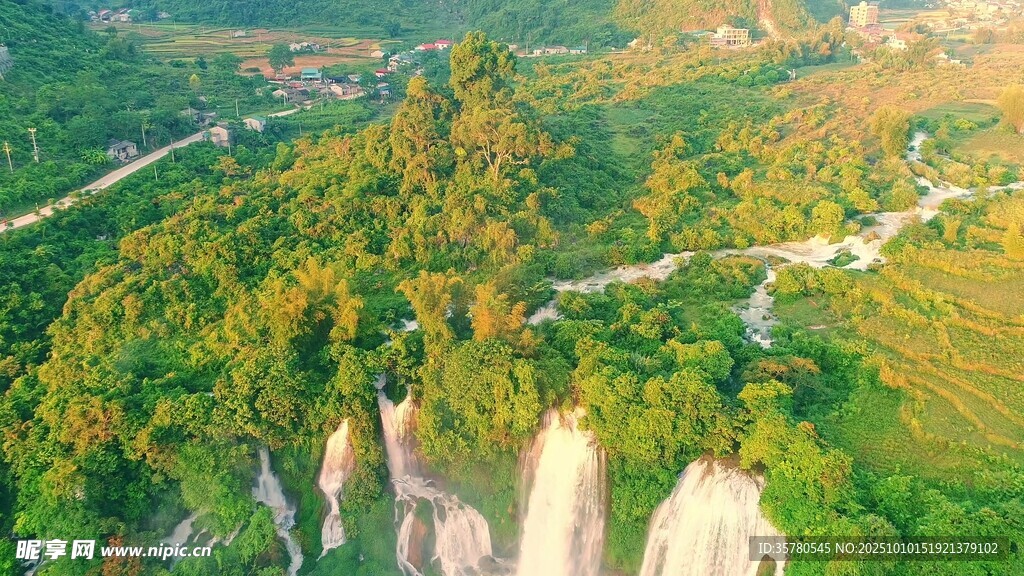 空中俯瞰壮美山林景观