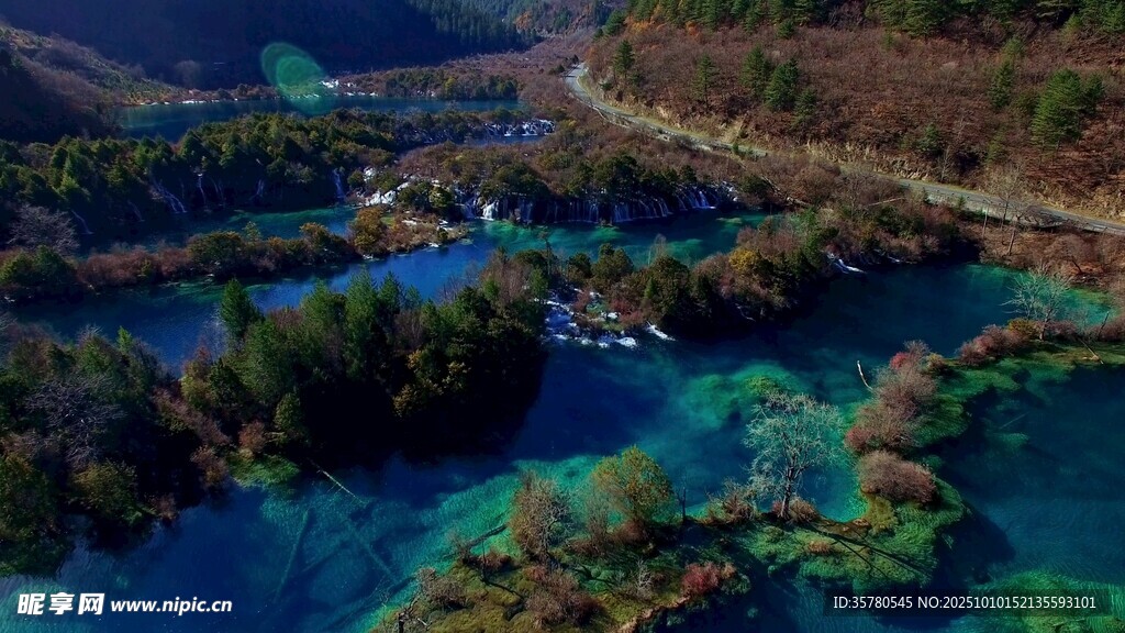 俯瞰美丽清澈的蓝色湖泊
