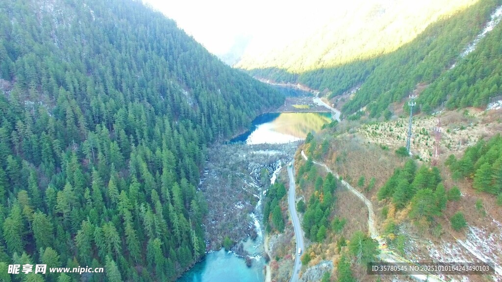 山谷间的河流与葱郁森林