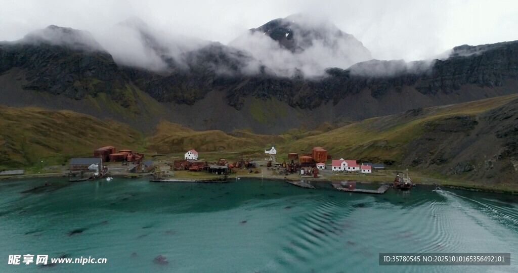 云雾缭绕的湖畔山间村落