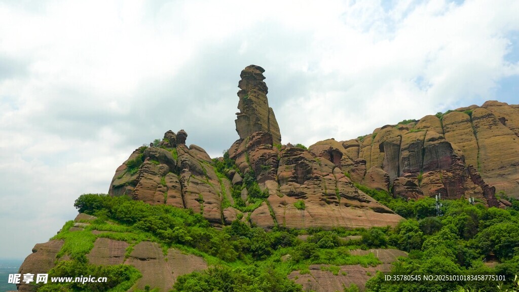 奇峰耸立绿意环绕的美景